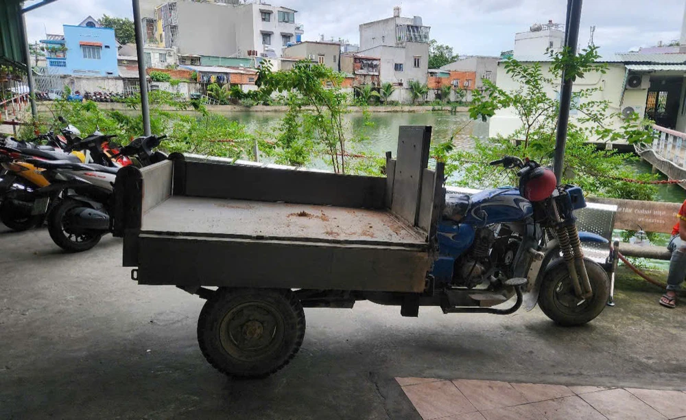 Xử phạt người đàn ông chạy xe ba bánh ngược chiều ở quận 12