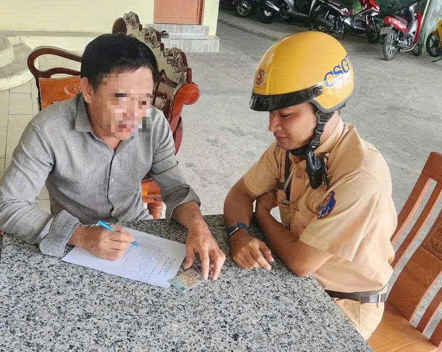 xu-phat-nguoi-dan-ong-chay-xe-ba-banh-nguoc-chieu-o-quan-12 (2).jpg