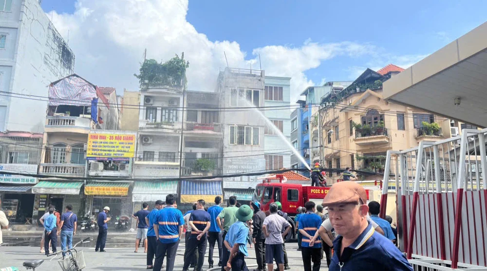 Cháy lớn tại nhà kinh doanh sâm ở quận Tân Bình, khói bốc nghi ngút tầng 4