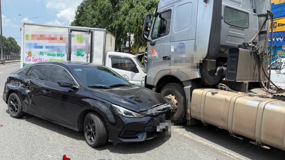 dong-nai-tai-nan-lien-hoan-3-o-to-giao-thong-un-u (1).jpg