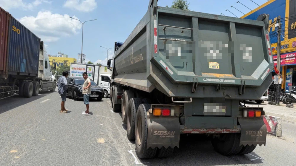 Đồng Nai: Tai nạn liên hoàn 3 ô tô, giao thông ùn ứ