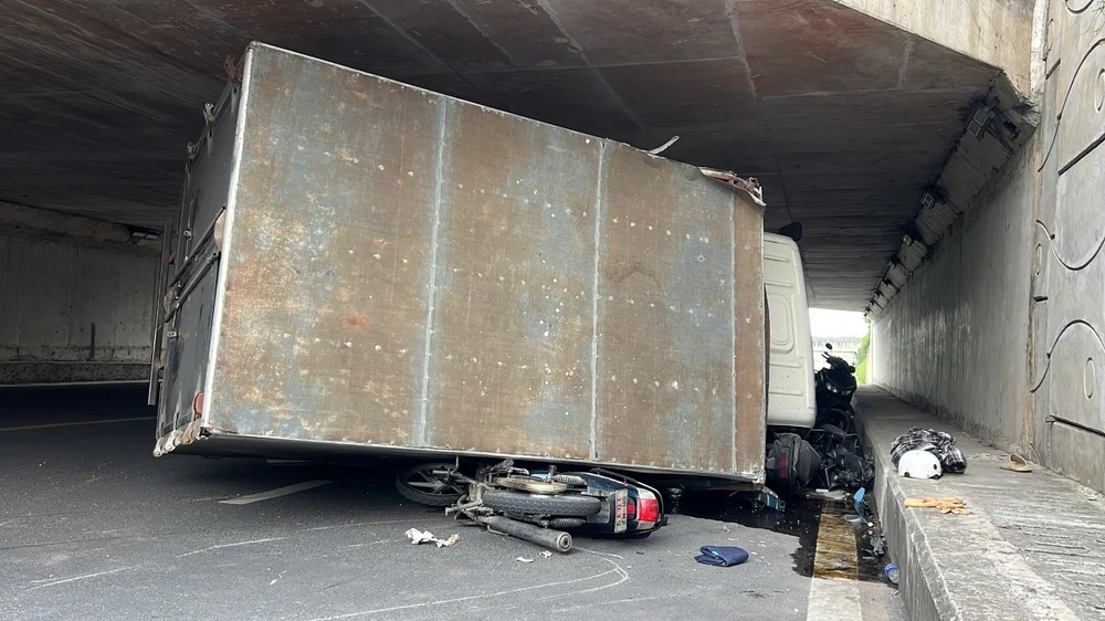 xe-tai-va-cham-cau-vuot-lat-de-bep-dum-hai-xe-may-o-tp-thu-duc (1).jpg