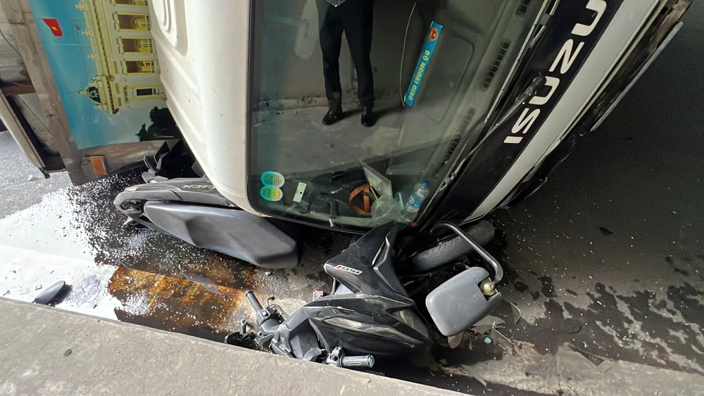 Xe tải va chạm cầu vượt, lật đè bẹp dúm hai xe máy ở TP Thủ Đức