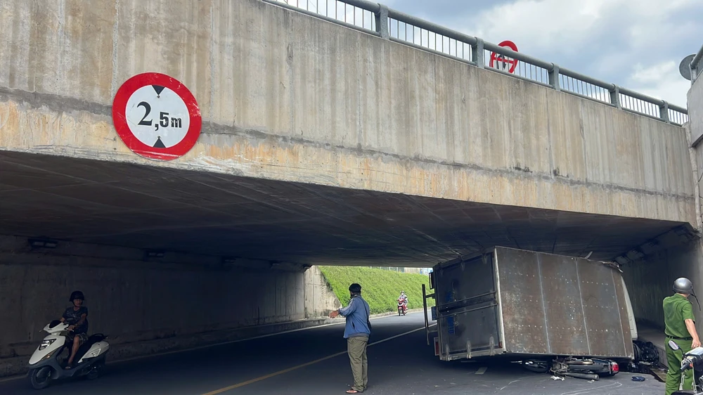 xe-tai-va-cham-cau-vuot-lat-de-bep-dum-hai-xe-may-o-tp-thu-duc (3).jpg