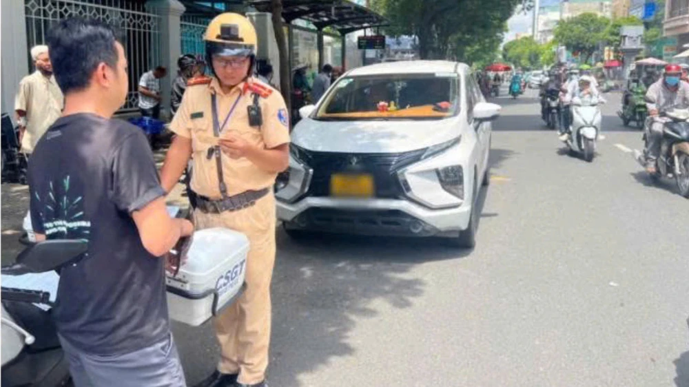 Tăng cường xử lý nghiêm ô tô dừng, đỗ sai quy định tại TP.HCM
