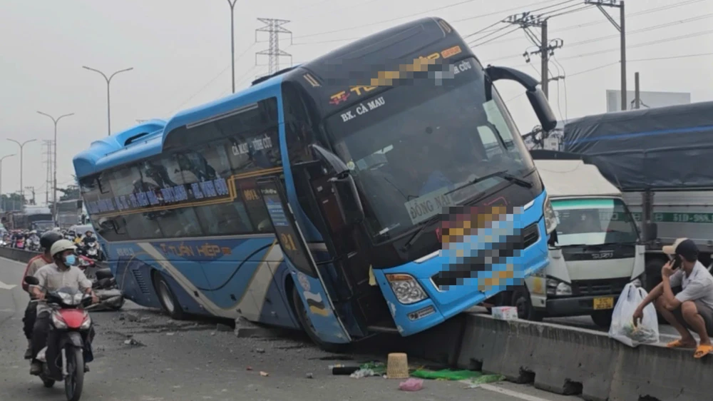 TP.HCM: Xe giường nằm leo lên dải phân cách, giao thông ùn ứ nhiều km