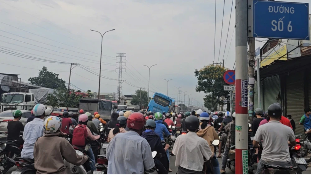 tp-hcm-xe-giuong-nam-leo-len-dai-phan-cach-giao-thong-un-u-nhieu-km (2).jpg