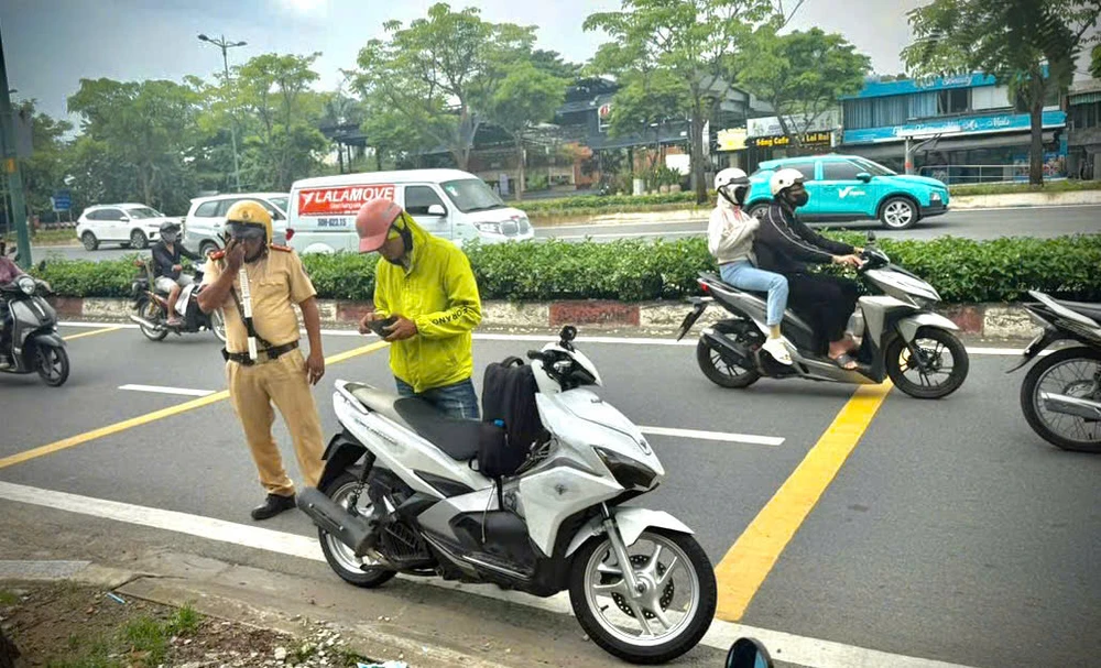 tang-cuong-xu-ly-vi-pham-toc-do-tren-tuyen-duong-pham-van-dong (2).jpg