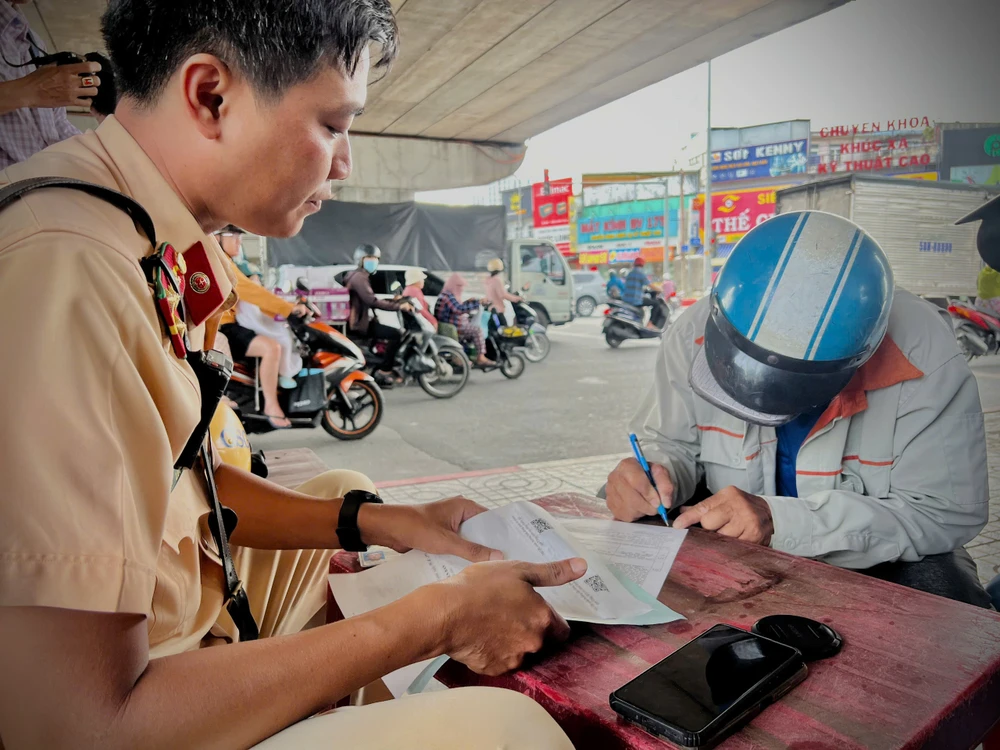 tp-hcm-xe-may-cho-hang-cong-kenh-do-che-bi-xu-phat-hang-loat (3).jpg