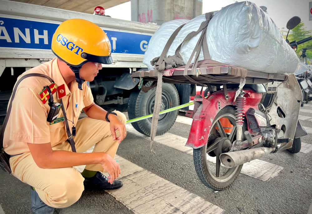 tp-hcm-xe-may-cho-hang-cong-kenh-do-che-bi-xu-phat-hang-loat (4).jpg