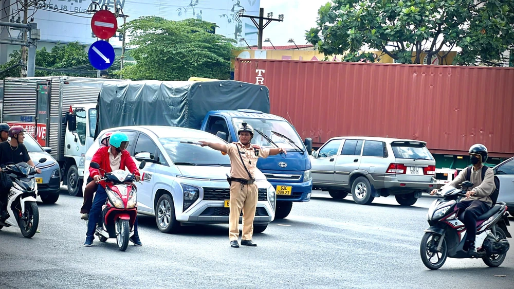 ket-xe-nghiem-trong-trong-nhieu-gio-o-cua-ngo-phia-dong-tp-hcm (9).jpg