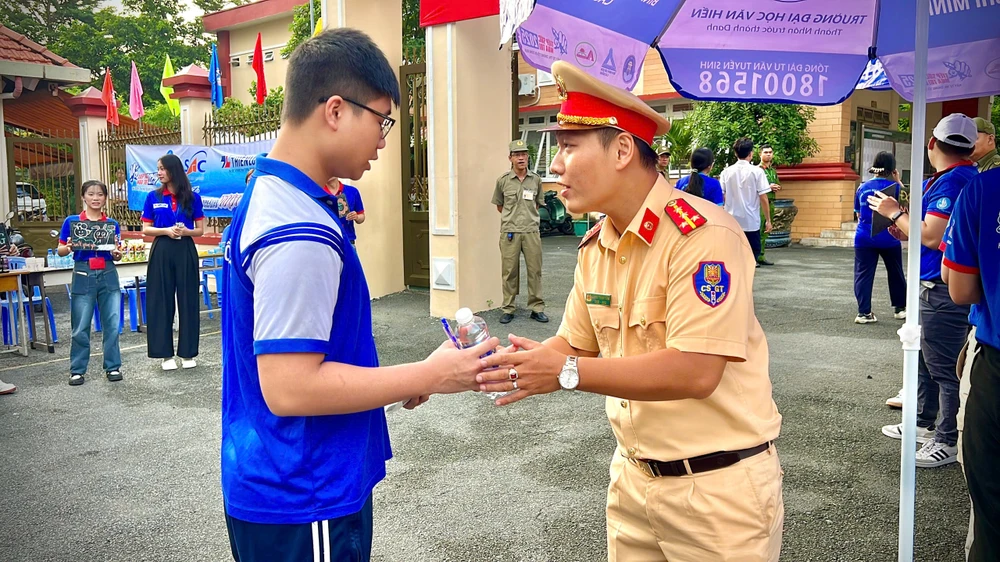 csgt-trien-khai-cac-to-cong-tac-ho-tro-thi-sinh-du-thi-thpt-quoc-gia-2025 (3).jpg