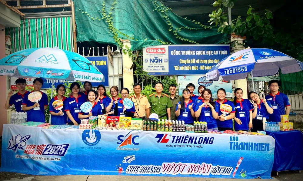 Thiếu tá CSGT chở nữ sinh quên CCCD kịp thời vào phòng thi