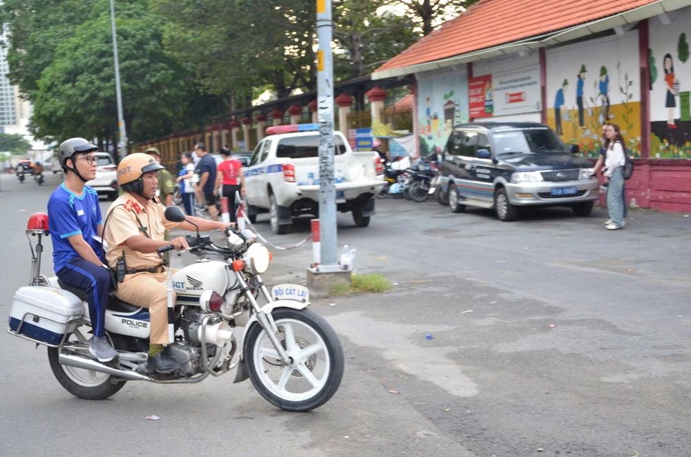 thieu-ta-csgt-cho-nu-sinh-quen-cccd-kip-thoi-vao-phong-thi (3).jpg