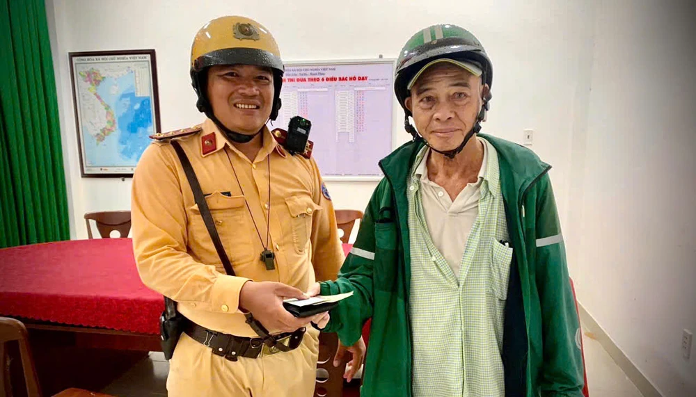 CSGT Hàng Xanh nhặt được ví, trả lại người đánh rơi