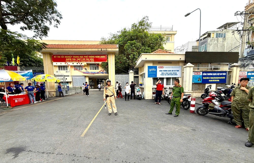 de-quen-giay-to-nhieu-thi-sinh-duoc-csgt-tp-hcm-ho-tro-kip-gio-thi (1).jpg