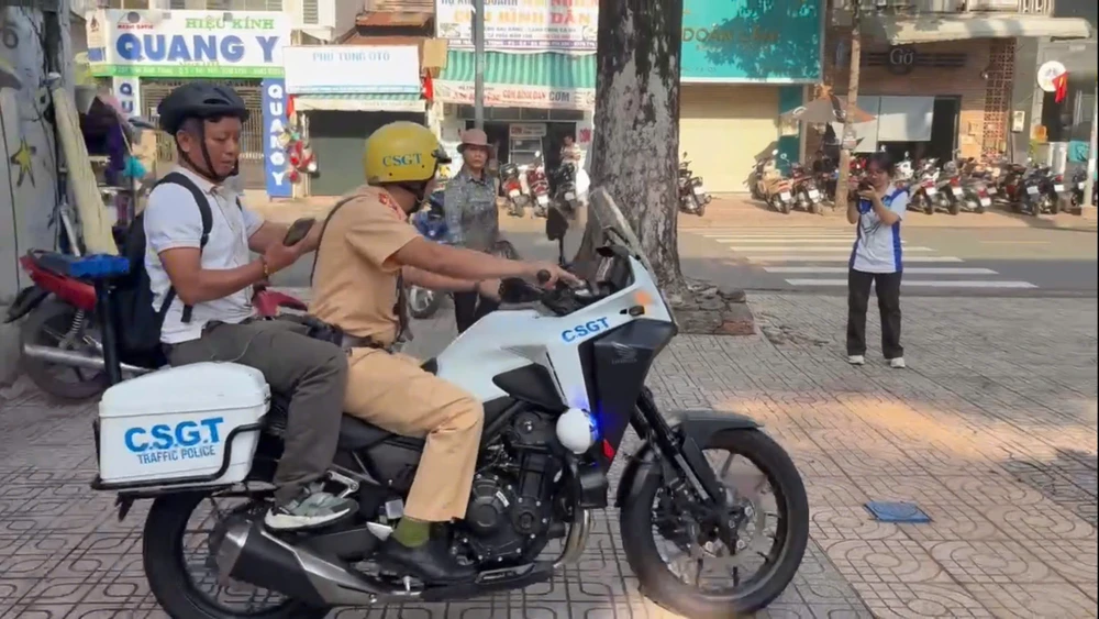 de-quen-giay-to-nhieu-thi-sinh-duoc-csgt-tp-hcm-ho-tro-kip-gio-thi (2).jpg