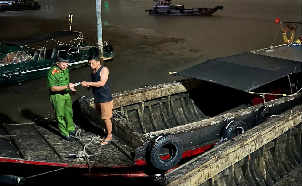 Kiểm tra nhiều phương tiện thủy trên sông Phú Xuân