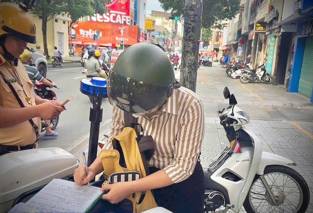 TP.HCM: Chạy xe trên vỉa hè bị xử phạt, CSGT khuyến cáo lộ trình thay thế
