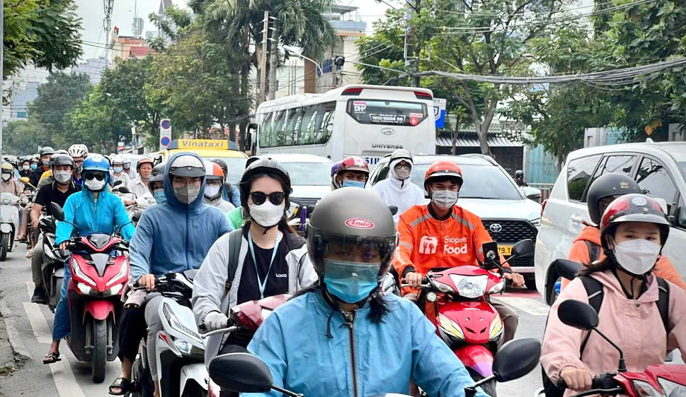 tp-hcm-chay-xe-tren-via-he-bi-xu-phat-csgt-khuyen-cao-lo-trinh-thay-the (2).jpg