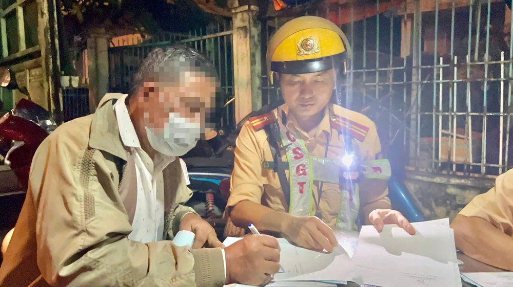 tp-hcm-uong-bia-tu-sang-toi-van-bi-csgt-xu-phat-vi-co-nong-do-con (1).jpg