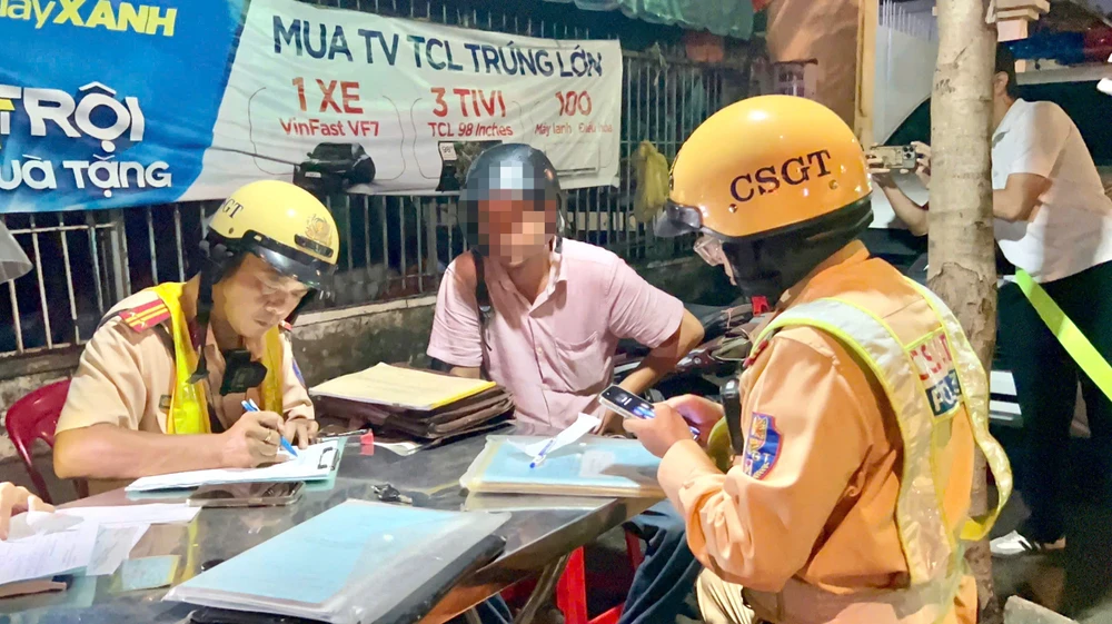 TP.HCM: Uống bia từ sáng, tối vẫn bị CSGT xử phạt vì có nồng độ cồn