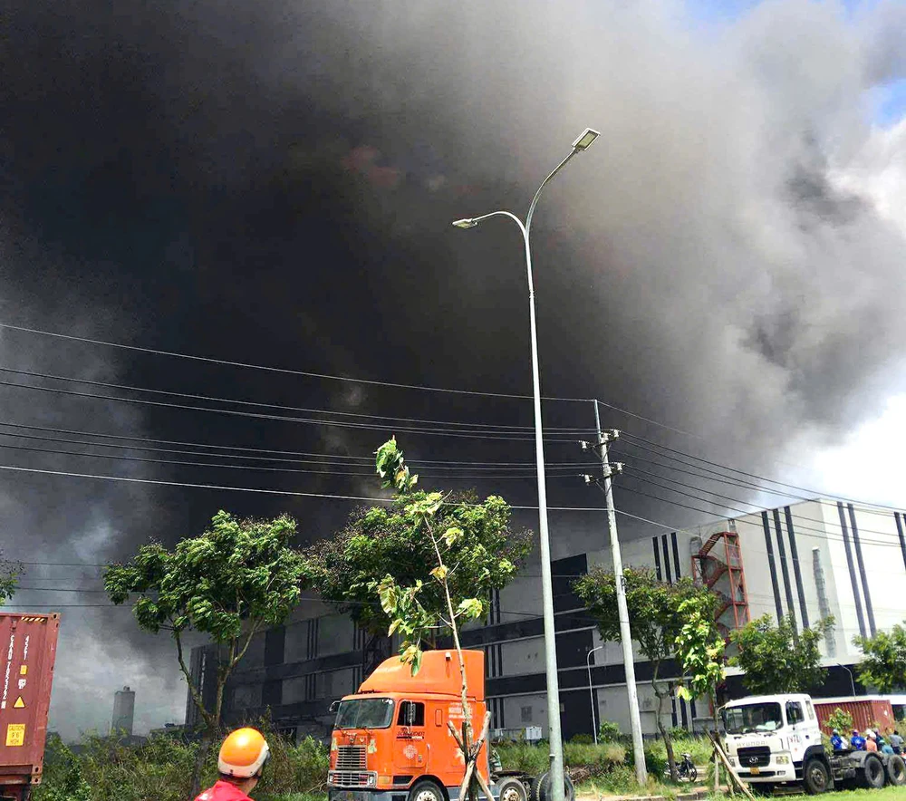chay-lon-trong-khu-cong-nghiep-tan-phu-trung-cot-khoi-boc-cao-hang-chuc-met (2).jpg