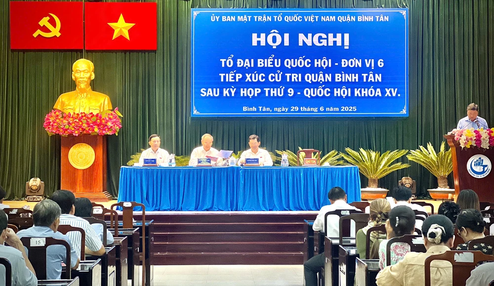 Cử tri quận Bình Tân băn khoăn nhiều vỉa hè bị chiếm dụng làm nơi kinh doanh