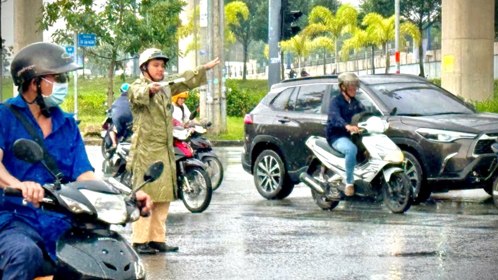TP.HCM: CSGT triển khai nhiều giải pháp đảm bảo an toàn giao thông trong mùa mưa