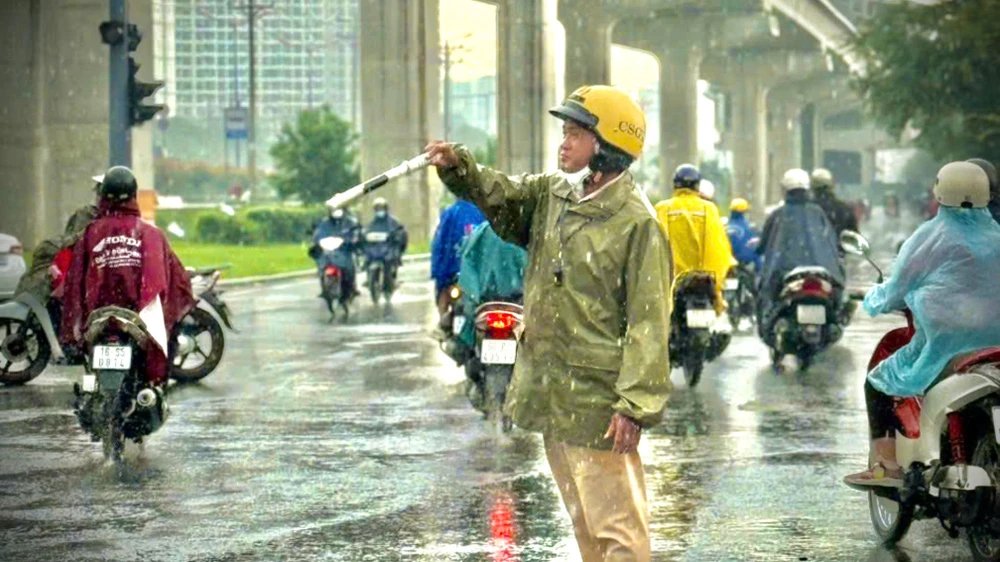 tp-hcm-csgt-trien-khai-nhieu-giai-phap-dam-bao-an-toan-giao-thong-trong-mua-mua (3).jpg