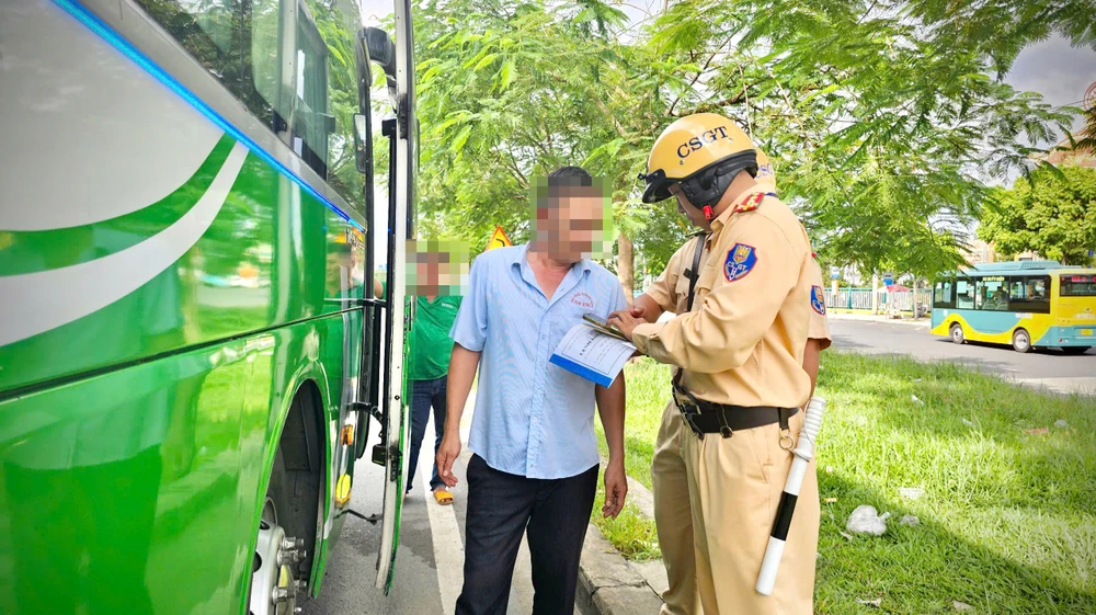 tp-hcm-csgt-kiem-soat-hang-chuc-xe-khach-o-cua-ngo-phia-dong (1).jpg