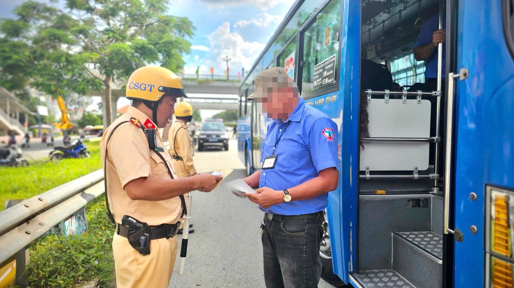 TP.HCM: CSGT kiểm soát hàng chục xe khách ở cửa ngõ phía Đông