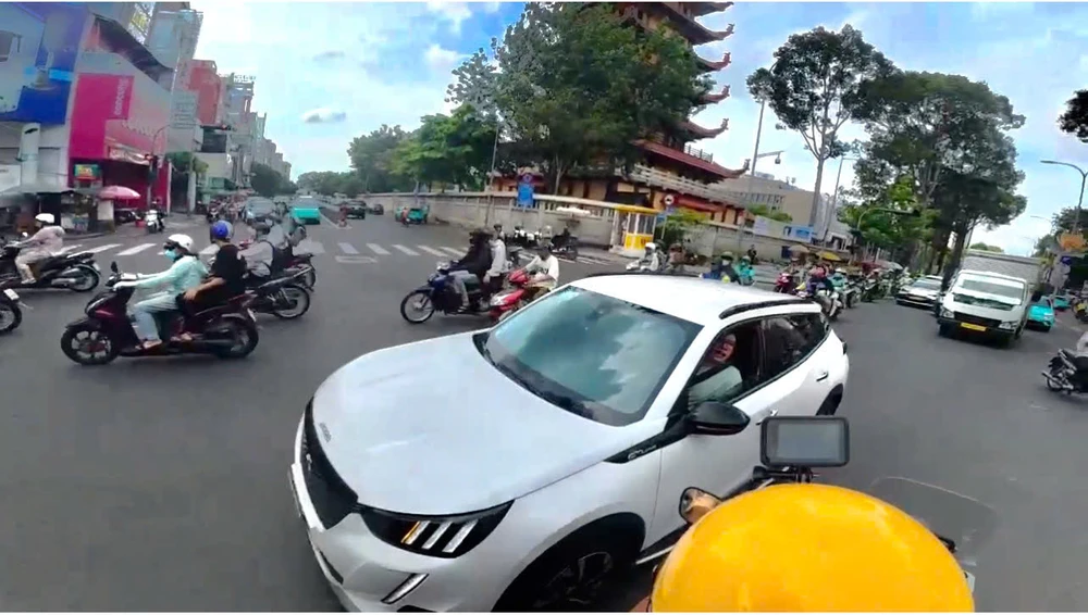 Người dân đến Đội CSGT Bàn Cờ gửi lời cảm ơn vì được hỗ trợ đưa người thân đi cấp cứu