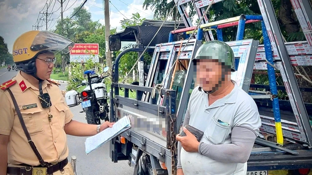 CSGT TP.HCM tăng cường xử lý các phương tiện chở hàng hoá cồng kềnh, quá khổ