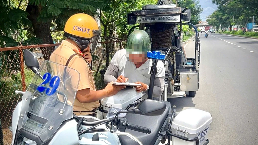 CSGT TP.HCM tăng cường xử lý các phương tiện chở hàng hoá cồng kềnh, quá khổ