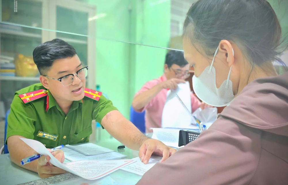 cong-an-phuong-tan-son-hoa-lay-nguoi-dan-lam-trung-tam-lay-su-hai-long-cua-nguoi-dan-lam-muc-tieu-phuc-vu (4).jpg