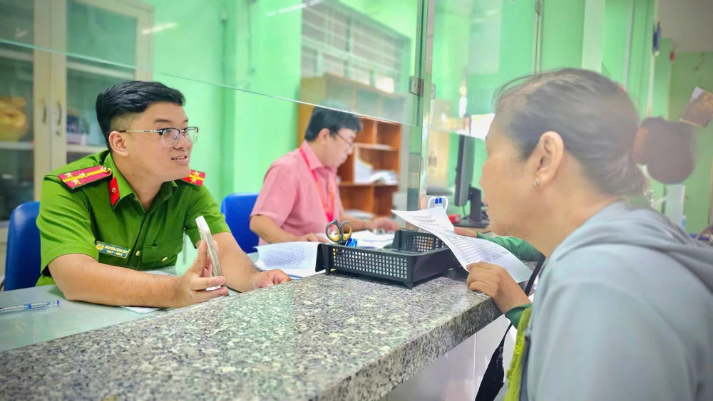 cong-an-phuong-tan-son-hoa-lay-nguoi-dan-lam-trung-tam-lay-su-hai-long-cua-nguoi-dan-lam-muc-tieu-phuc-vu (6).jpg