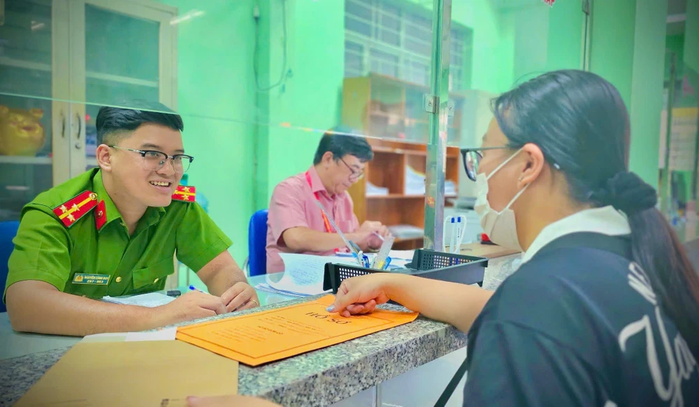 Phường Tân Sơn Hòa: “Lấy người dân làm trung tâm, lấy sự hài lòng của người dân làm mục tiêu phục vụ”