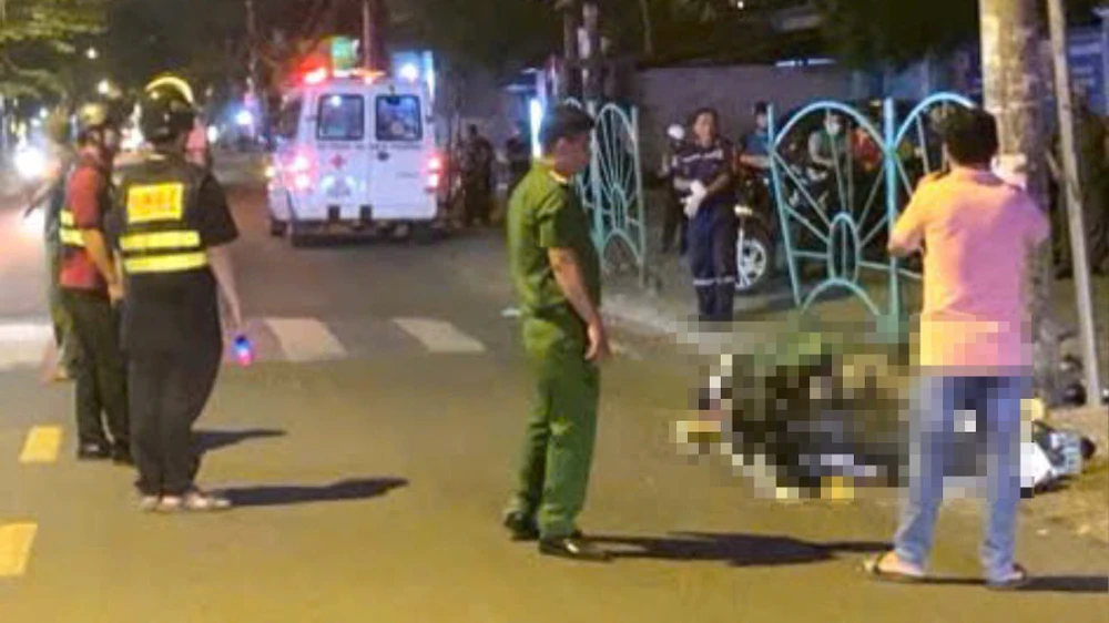 TP.HCM: Nam tài xế xe công nghệ tử vong sau khi tông vào trụ điện trên đường Phạm Văn Chiêu
