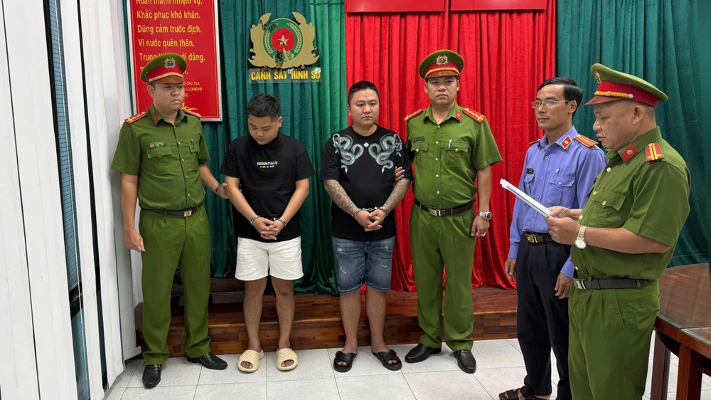 bat-khan-cap-2-thanh-nien-hanh-hung-thieu-nien-tai-tiem-game-o-tp-hcm (2).jpg