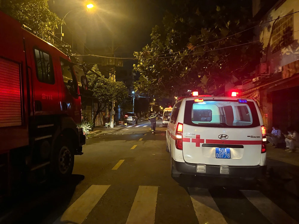 Lực lượng chức năng phong tỏa hiện trường, điều tra nguyên nhân vụ cháy. Ảnh: NT