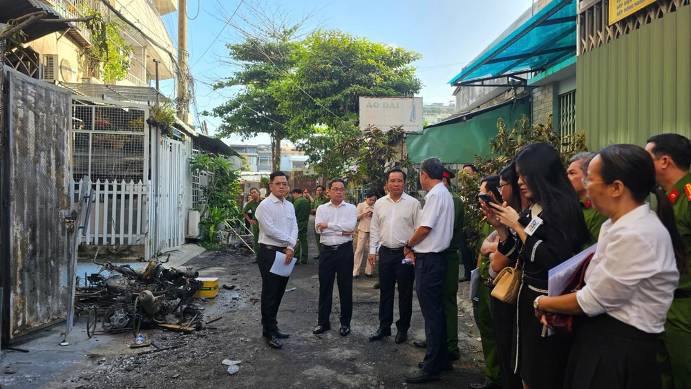 chu-tich-tp-hcm-tham-hoi-chi-dao-khac-phuc-vu-chay-cu-xa-doc-lap-khien-8-nguoi-tu-vong-1.jpg