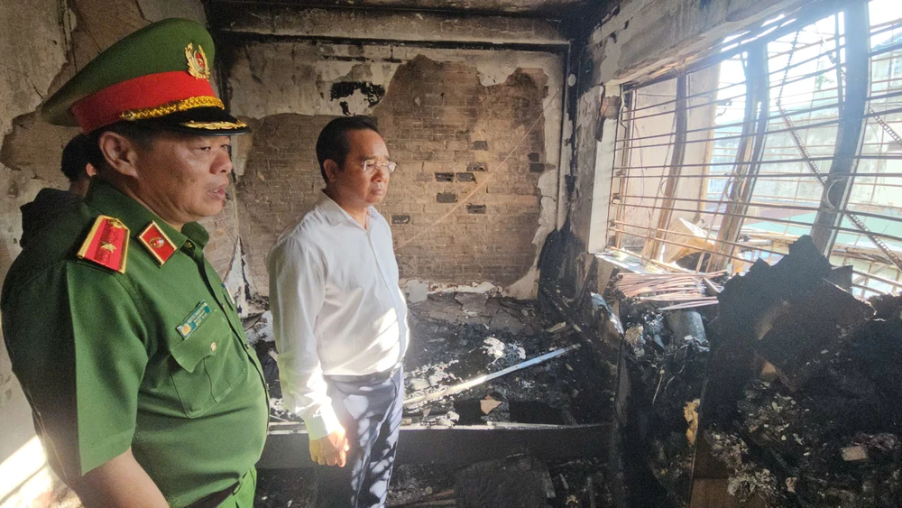 chu-tich-tp-hcm-tham-hoi-chi-dao-khac-phuc-vu-chay-cu-xa-doc-lap-khien-8-nguoi-tu-vong (1).jpg