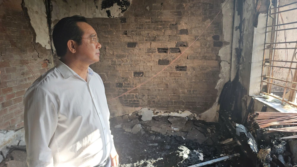 chu-tich-tp-hcm-tham-hoi-chi-dao-khac-phuc-vu-chay-cu-xa-doc-lap-khien-8-nguoi-tu-vong (2).jpg