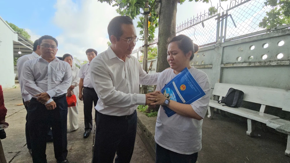 Chủ tịch TP.HCM thăm hỏi, chỉ đạo khắc phục vụ cháy cư xá Độc Lập khiến 8 người tử vong