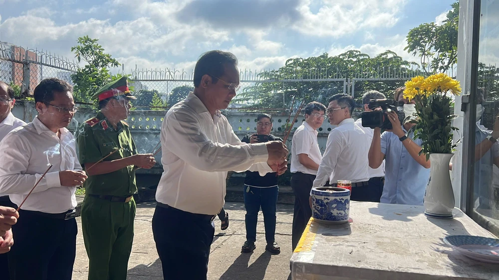 chu-tich-tp-hcm-tham-hoi-chi-dao-khac-phuc-vu-chay-cu-xa-doc-lap-khien-8-nguoi-tu-vong (4).jpg