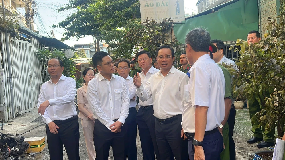 chu-tich-tp-hcm-tham-hoi-chi-dao-khac-phuc-vu-chay-cu-xa-doc-lap-khien-8-nguoi-tu-vong (5).jpg