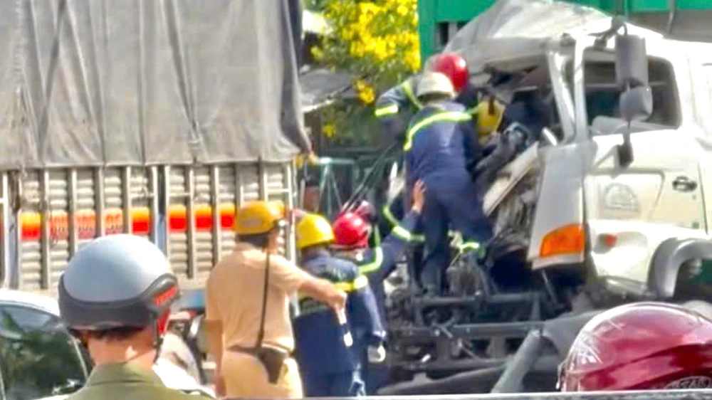 TP.HCM: Xe rác tông đuôi xe tải trên Tỉnh lộ 8, một người tử vong