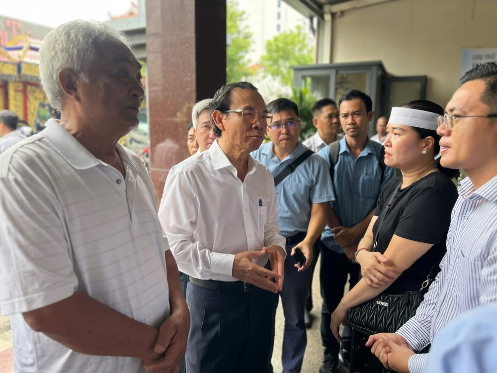 bi-thu-thanh-uy-tp-hcm-vieng-cac-nan-nhan-vu-chay-cu-xa-doc-lap (1).jpg