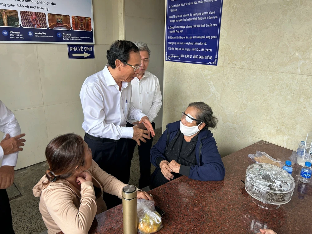 bi-thu-thanh-uy-tp-hcm-vieng-cac-nan-nhan-vu-chay-cu-xa-doc-lap (2).jpg